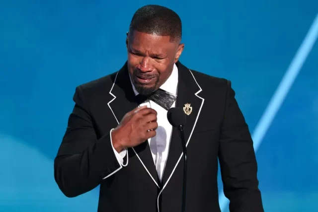 Jamie-Foxx-tearing-up-060925-4c71506a59e54953a6a5a11ef4d02d57-1