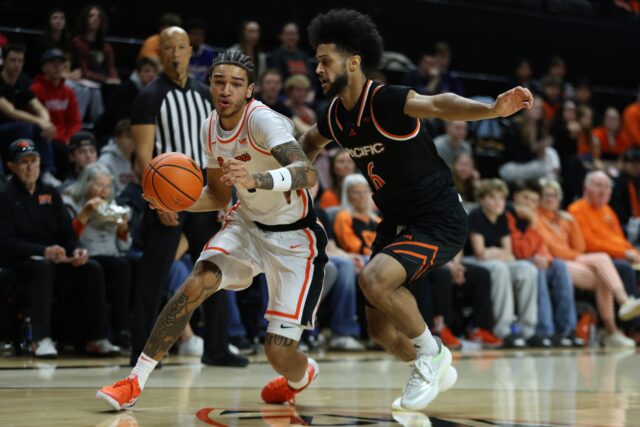 SAS70137 On1 Dez White driving to the hoop